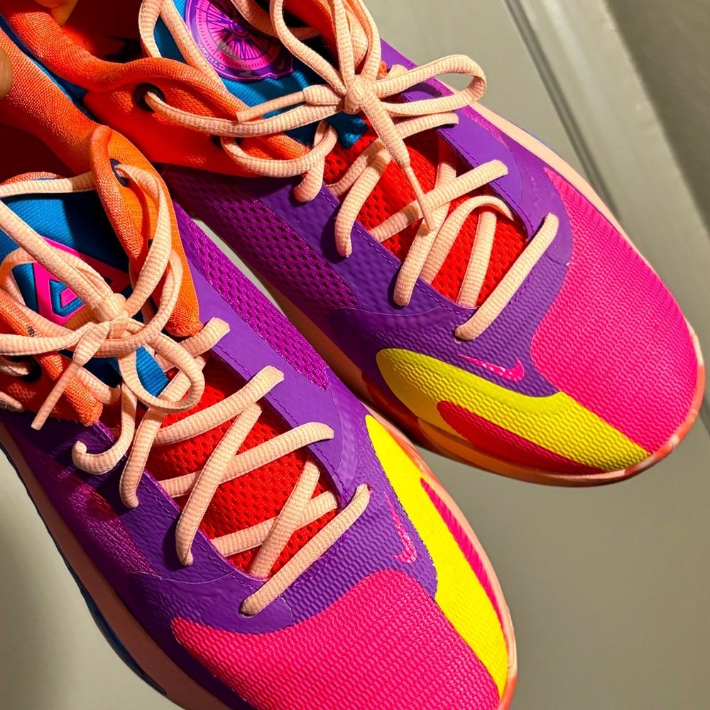 Basketball shoes